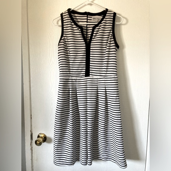 Black and white striped sleeveless dress - Picture 1 of 3